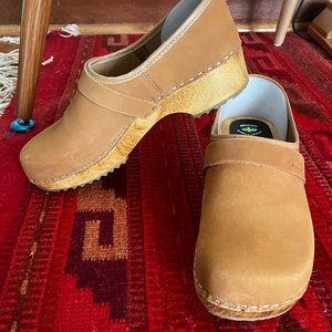 NEW Camel Nubuck Leather Wooden Handmade Swedish Clogs, Women's Size 10/EU 41
